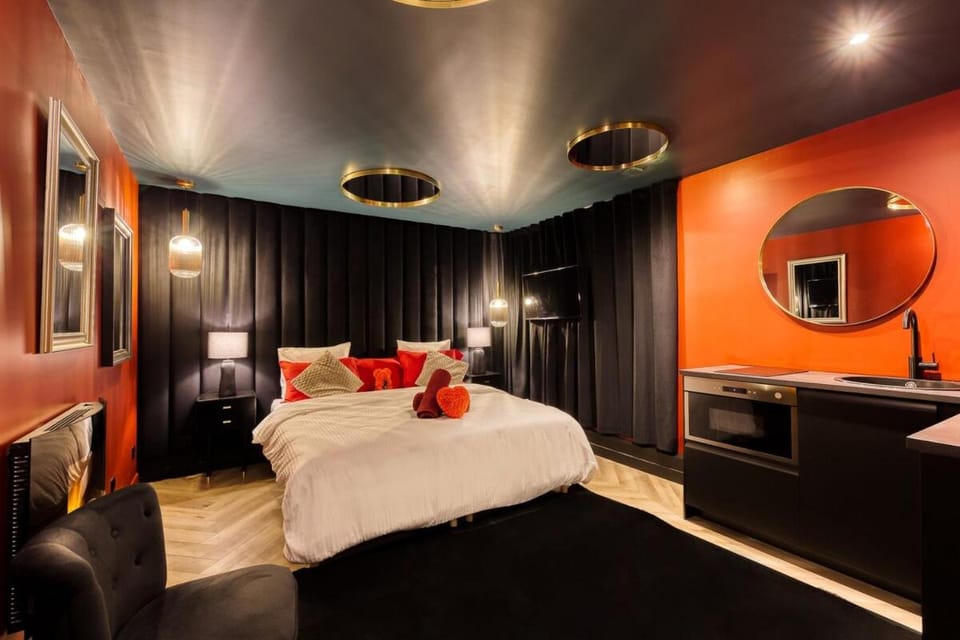 Appartement Rouge Elegance & Miroirs RER C Apartment in Île-de-France