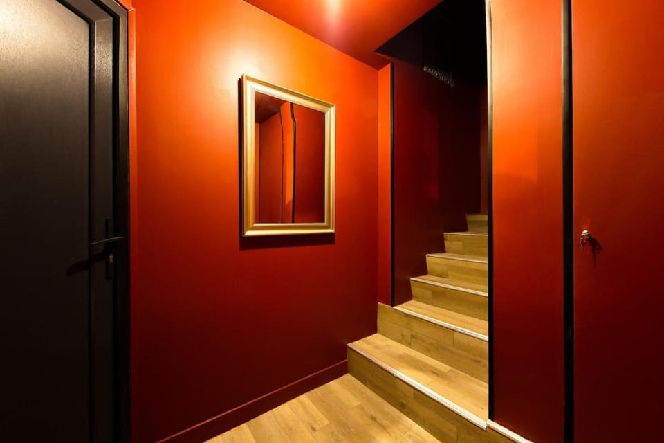 Appartement Rouge Elegance & Miroirs RER C Apartment in Île-de-France