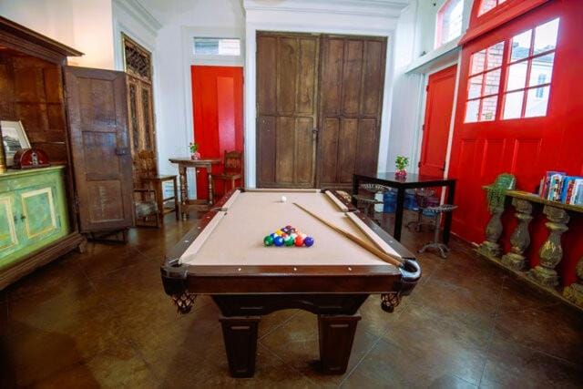 Billiard, Game Room