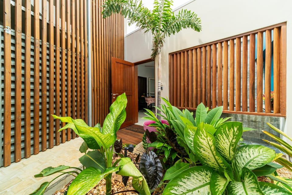 Property building, Facade/entrance, Garden
