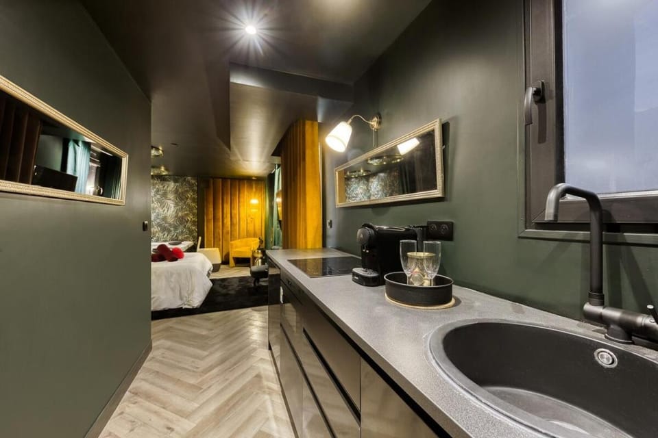 Évasion Romantique Studio Vert Élégant pour 2 Proche RER C Apartment in Île-de-France