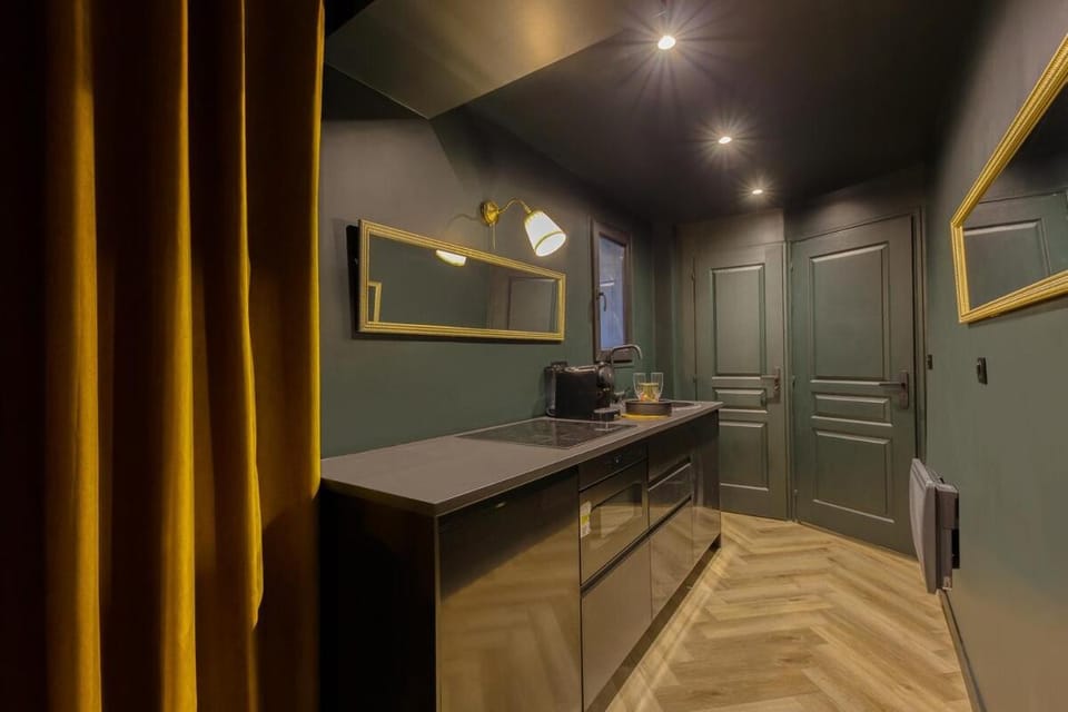 Évasion Romantique Studio Vert Élégant pour 2 Proche RER C Apartment in Île-de-France