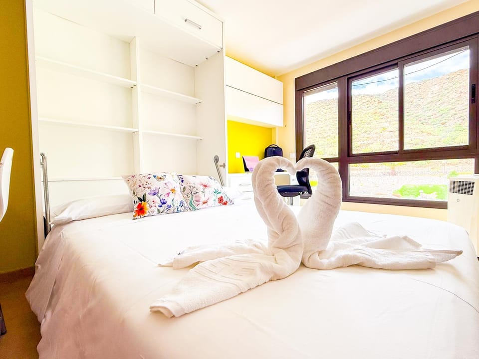Bed, Photo of the whole room, Bedroom, towels