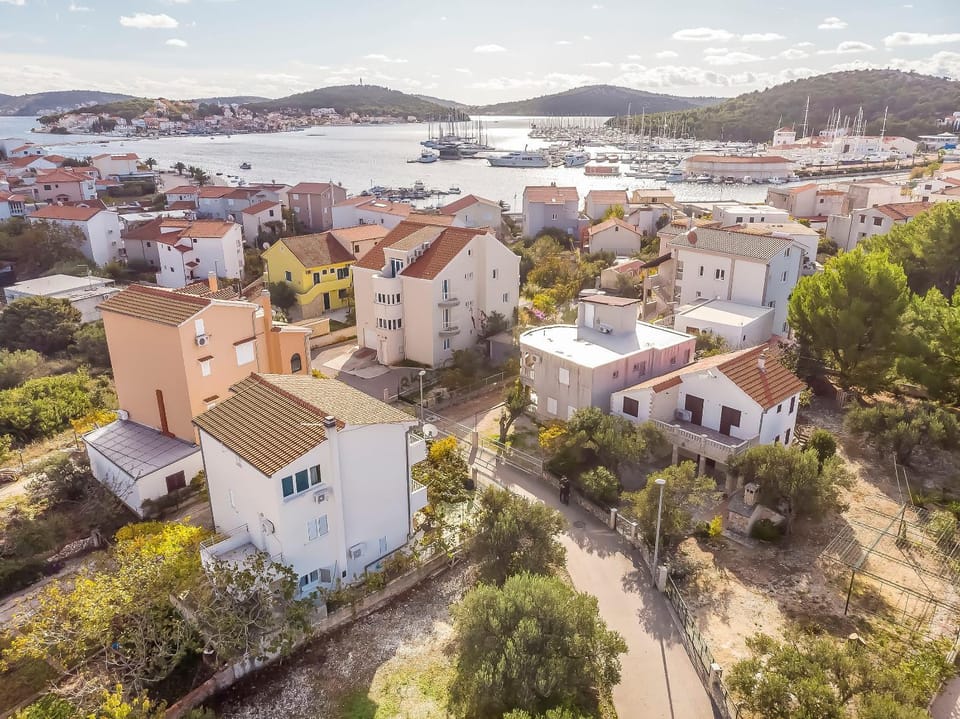Property building, Nearby landmark, Day, Neighbourhood, Bird's eye view, City view, Sea view, Street view, Location