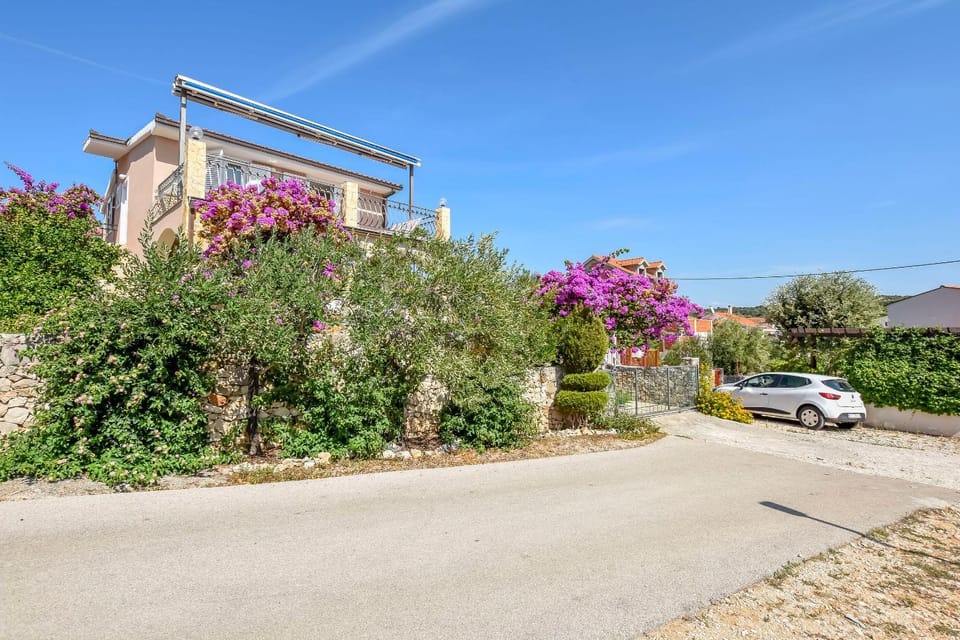 Property building, Facade/entrance, Day, Neighbourhood, Garden, Street view, Parking
