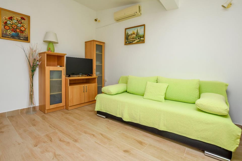 Communal lounge/ TV room, TV and multimedia, Living room, Seating area, Evening entertainment, air conditioner