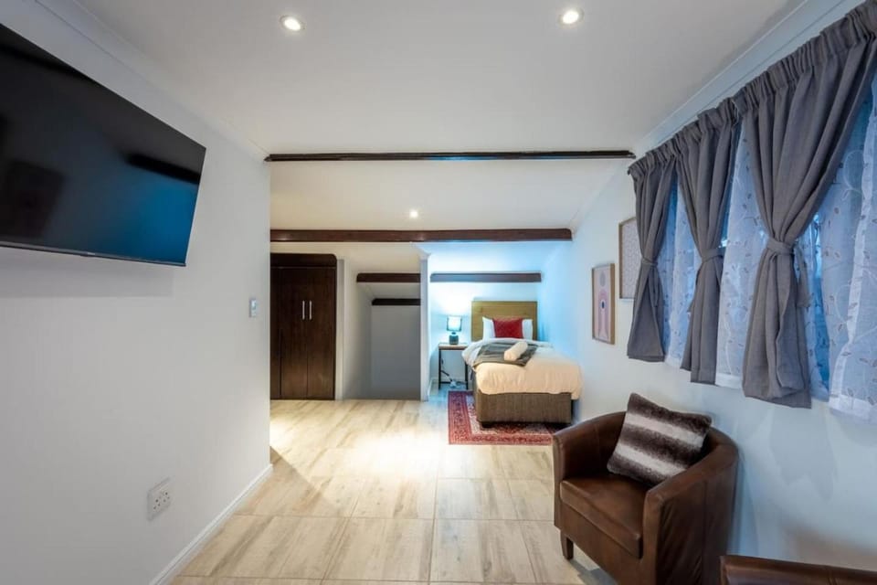 Bed, Seating area, Bedroom