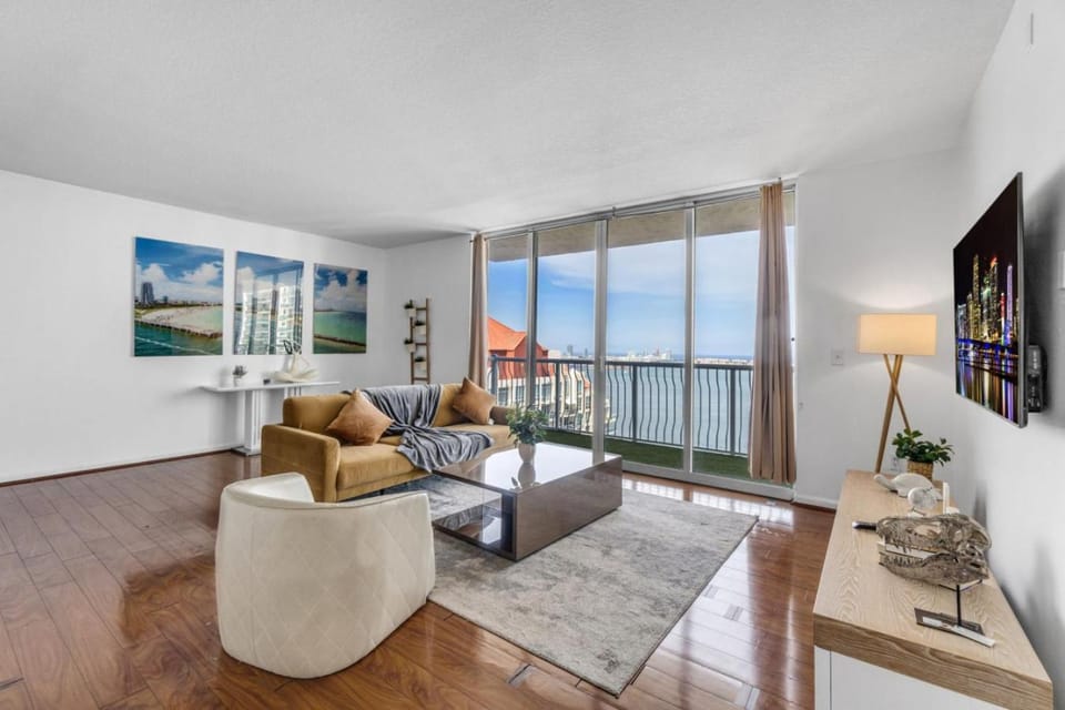 City-View Retreat in Brickell 2BR and Free Parking Apartment in Brickell