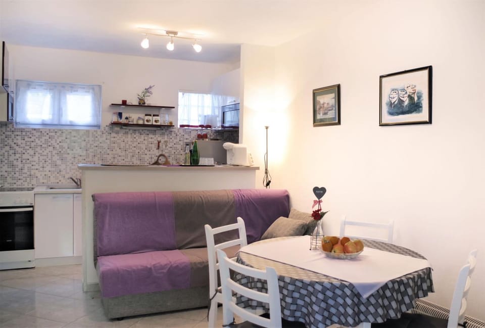 Coffee/tea facilities, Kitchen or kitchenette, Seating area, Dining area, oven, stove