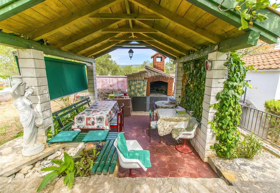 Patio, Day, BBQ facilities, Garden, Seating area, Dining area, Garden view