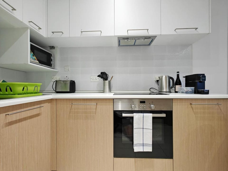 Coffee/tea facilities, Kitchen or kitchenette, oven, stove, toaster