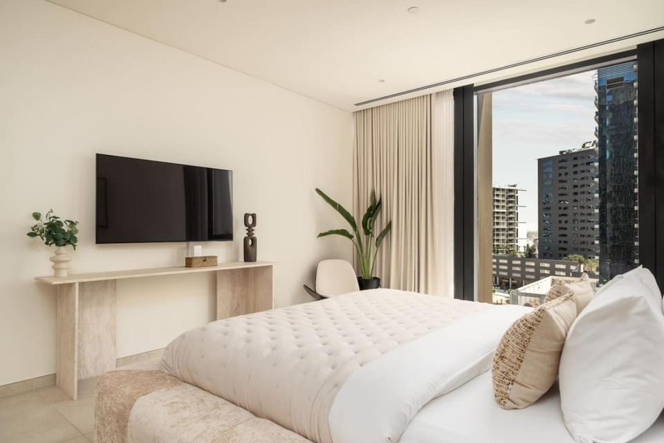 Bed, TV and multimedia, Bedroom