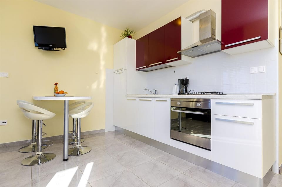 TV and multimedia, Kitchen or kitchenette, Dining area, oven, stove