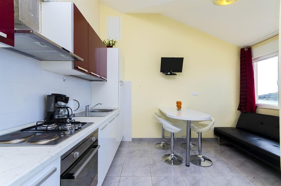 TV and multimedia, Kitchen or kitchenette, Living room, Seating area, Dining area, oven, stove
