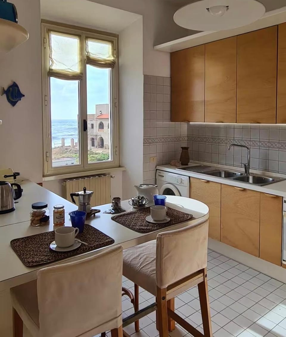 Coffee/tea facilities, Kitchen or kitchenette, Dining area, stove