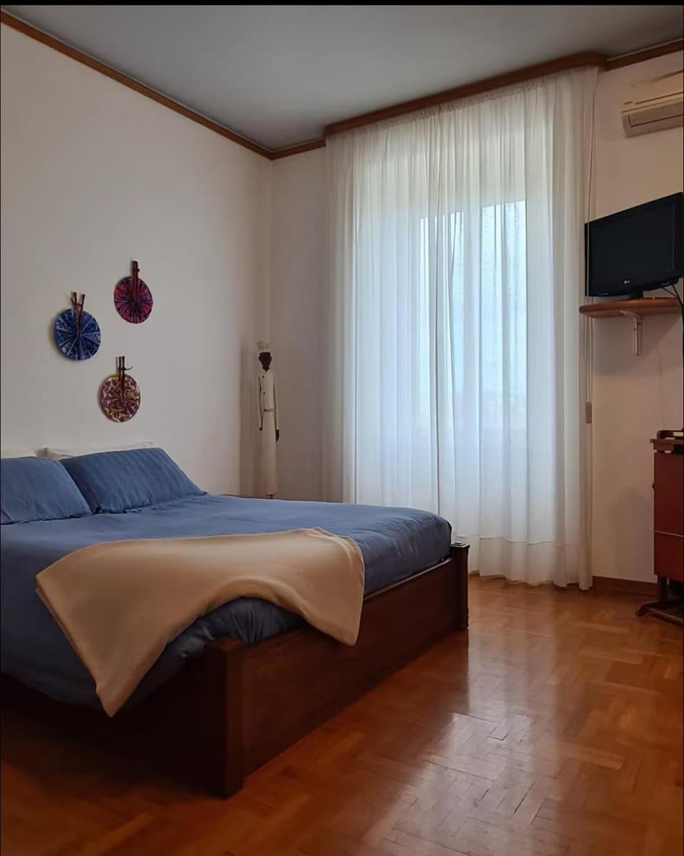 Bed, TV and multimedia, Bedroom, air conditioner