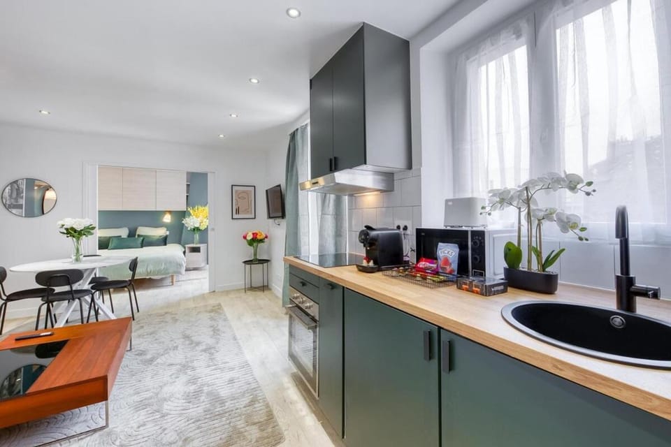 TV and multimedia, Kitchen or kitchenette, Living room, Seating area, Dining area, stove