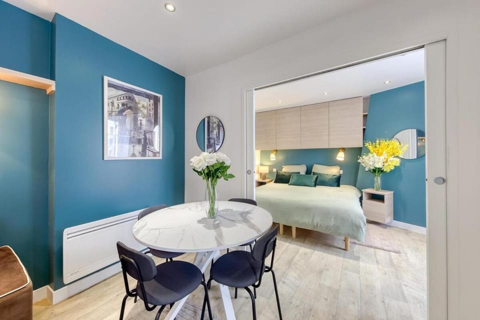 Bed, Photo of the whole room, Seating area, Dining area, Bedroom