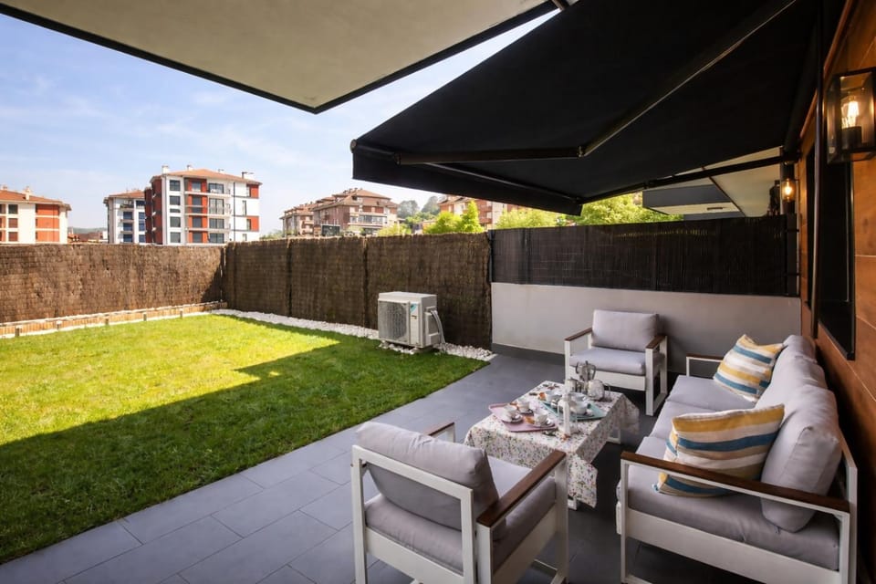 Property building, Garden, Balcony/Terrace, Dining area, Garden view
