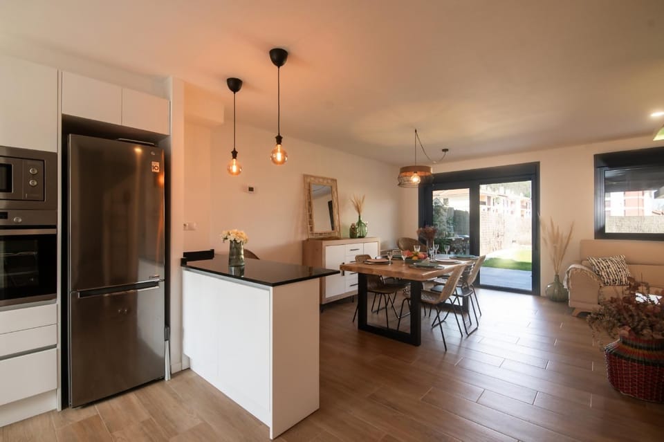 Kitchen or kitchenette, Living room, Floor plan, Dining area, Garden view