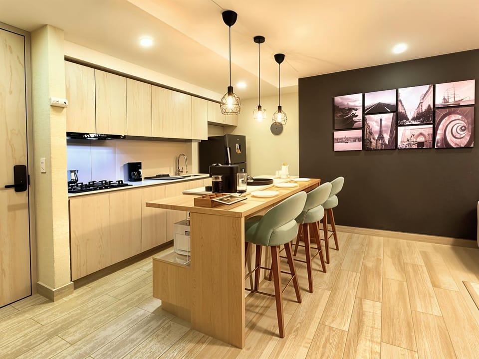 Coffee/tea facilities, Kitchen or kitchenette, Dining area, stove