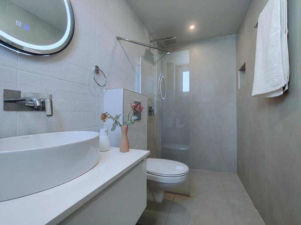 Shower, Toilet, Bathroom, towels