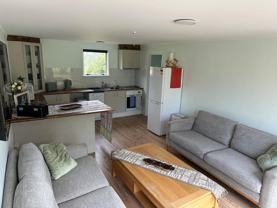 Coffee/tea facilities, Kitchen or kitchenette, Living room, Seating area, Dining area, dishwasher, oven, toaster