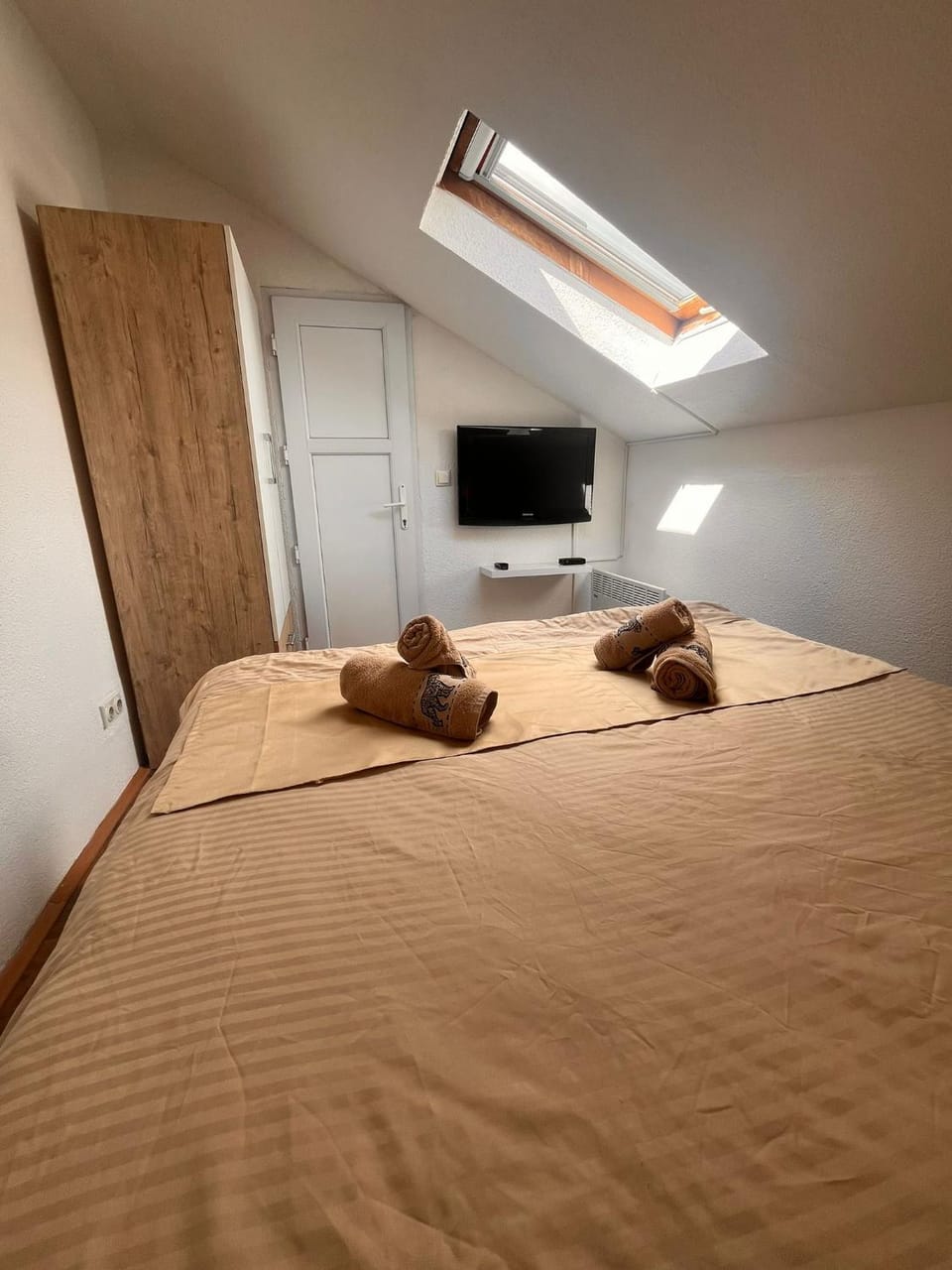 Bed, TV and multimedia, Bedroom, towels, wardrobe