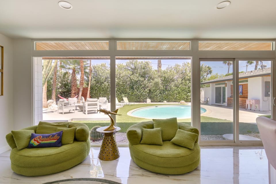 2 Mi to Dtwn Palm Springs: Vibrant Home w/ Hot Tub House in Palm Springs