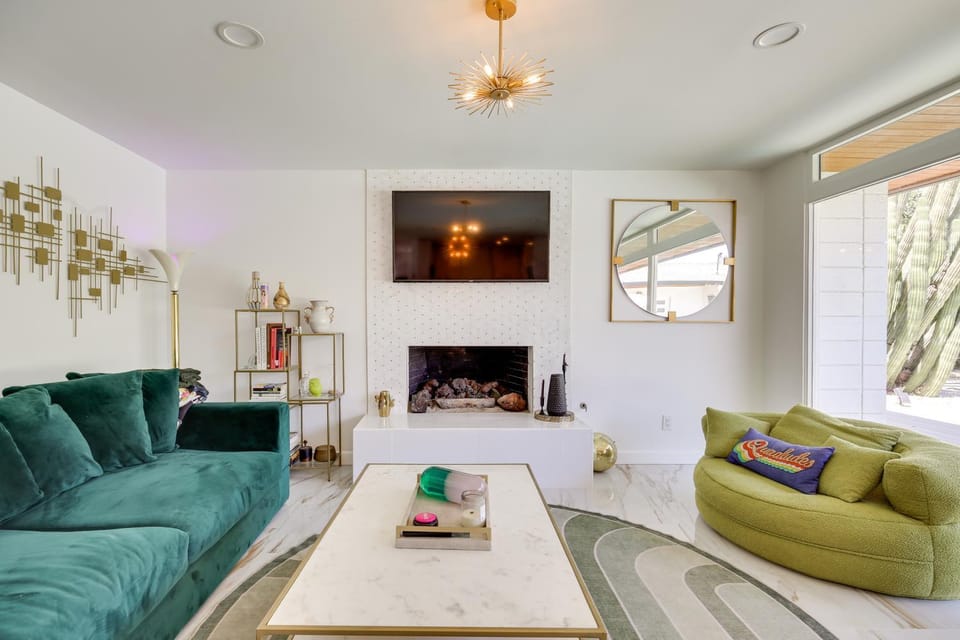 2 Mi to Dtwn Palm Springs: Vibrant Home w/ Hot Tub House in Palm Springs
