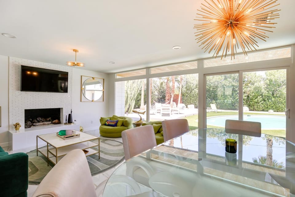 2 Mi to Dtwn Palm Springs: Vibrant Home w/ Hot Tub House in Palm Springs
