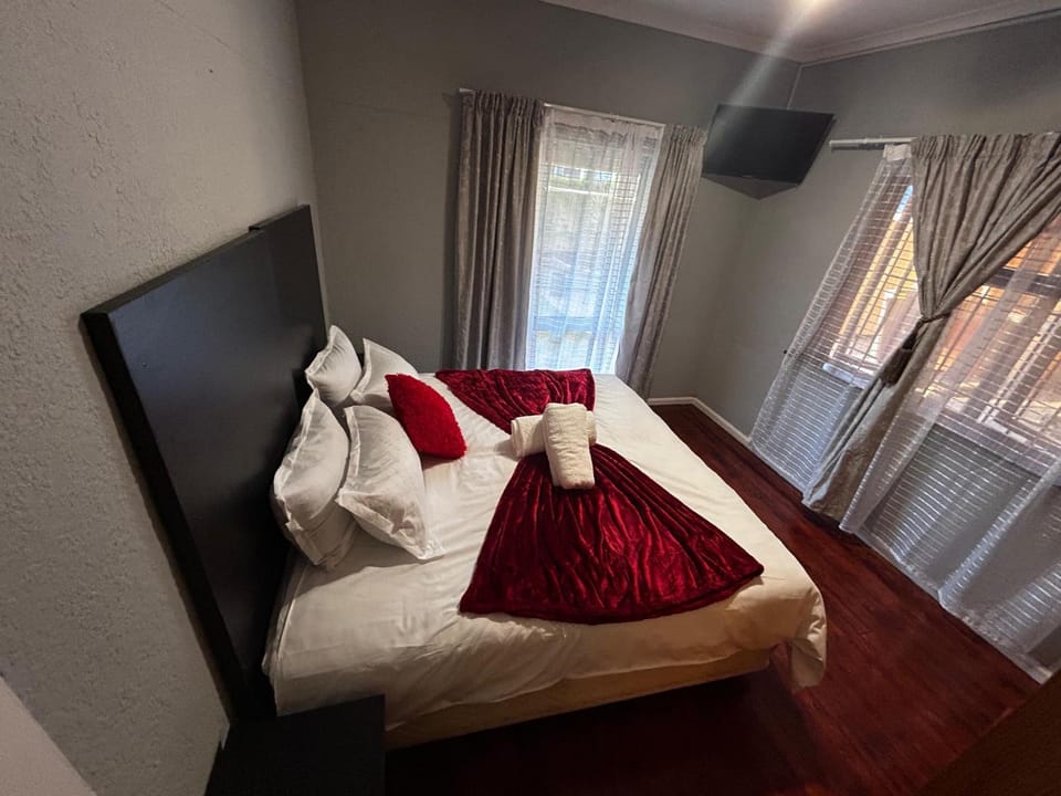 M&D Guest House Bed and Breakfast in Cape Town