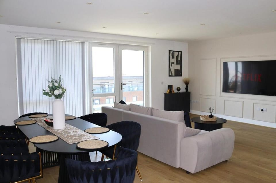 Living room, Dining area, Evening entertainment