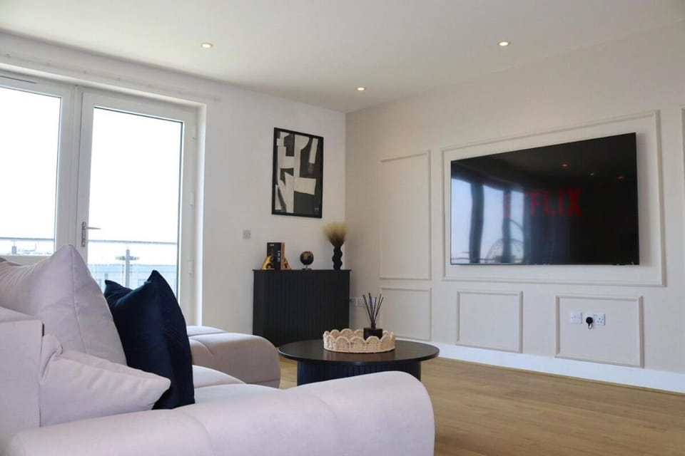 TV and multimedia, Living room, Seating area, Evening entertainment