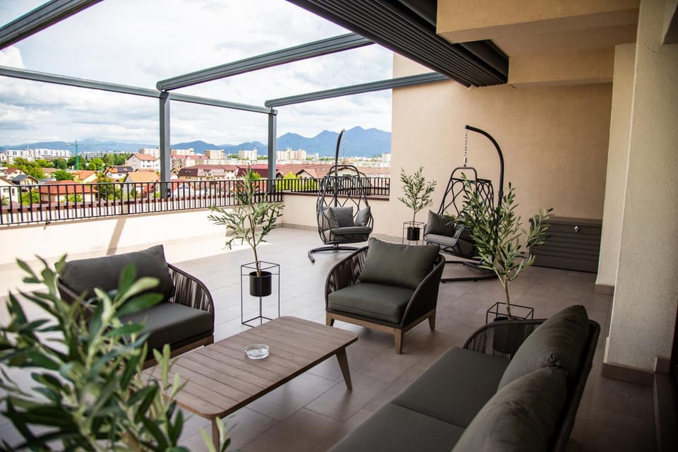 Day, Natural landscape, View (from property/room), Balcony/Terrace, Seating area, Garden view, Mountain view, Quiet street view