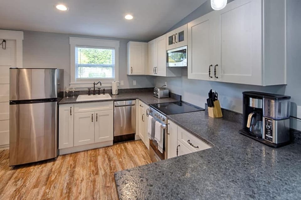 Quaint Cottage with Private Pool-Walk to Everything House in Saint Augustine