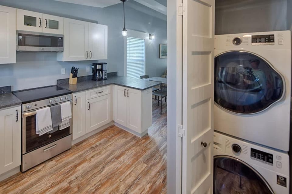 Quaint Cottage with Private Pool-Walk to Everything House in Saint Augustine