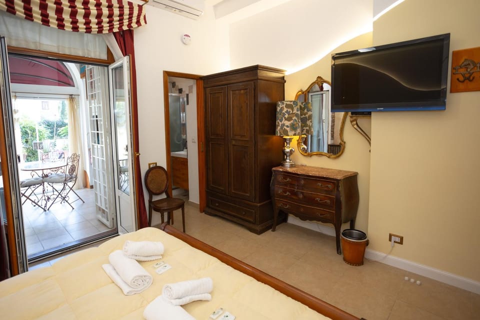 Bed, TV and multimedia, Photo of the whole room, Bedroom, air conditioner