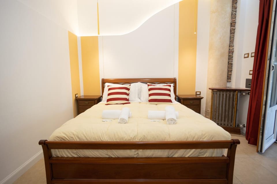 Bed, towels