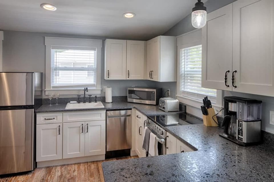 Quaint Cottage with Private Pool-Walk to Everything House in Saint Augustine