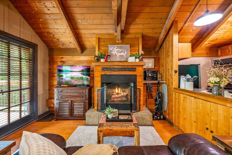 Secluded Cabin in the Woods-Hot Tub-Quiet-Fireplace-Honeymoon Cabin in Pigeon Forge