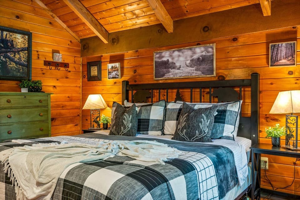 Secluded Cabin in the Woods-Hot Tub-Quiet-Fireplace-Honeymoon Cabin in Pigeon Forge