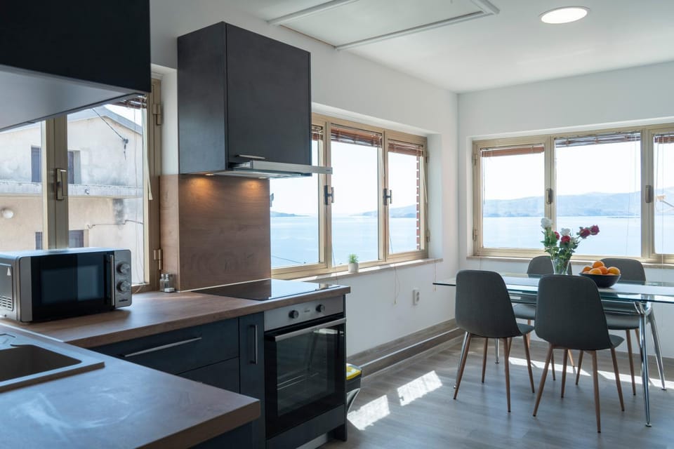 Kitchen or kitchenette, Dining area, Sea view, dishwasher, oven, stove