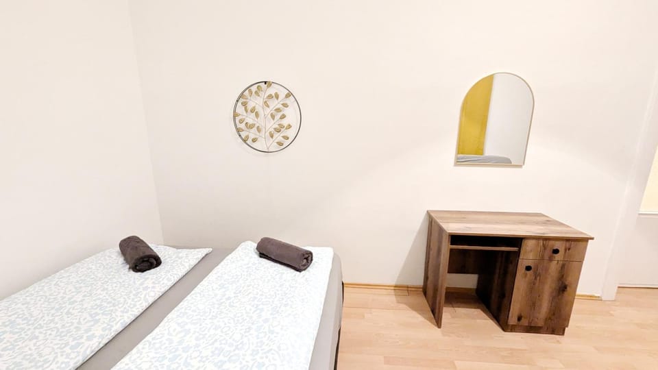 Spacious Rooms - 15 Min from Airport & City Center, 5 Min from Vienna Main-Bus Station EZ 12 Vacation rental in Vienna