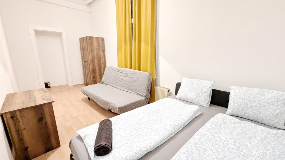 Spacious Rooms - 15 Min from Airport & City Center, 5 Min from Vienna Main-Bus Station EZ 12 Vacation rental in Vienna