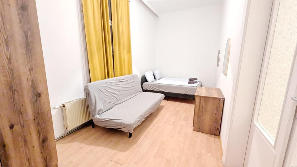 Spacious Rooms - 15 Min from Airport & City Center, 5 Min from Vienna Main-Bus Station EZ 12 Vacation rental in Vienna