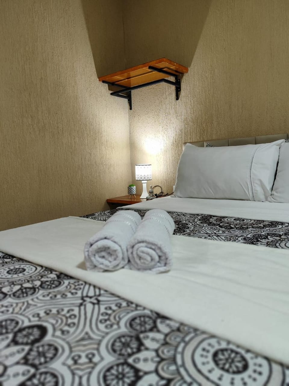 Bed, towels