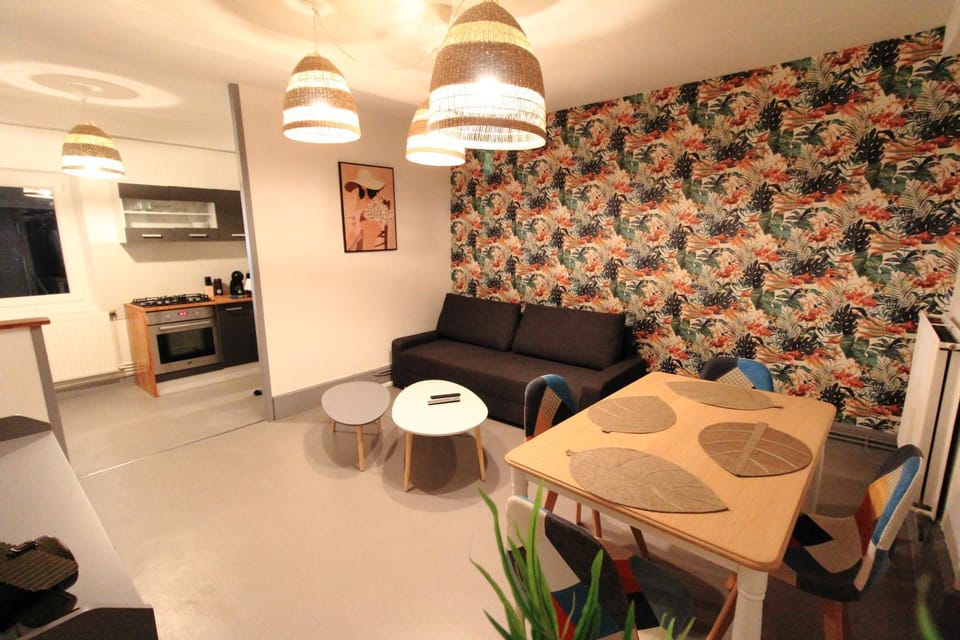 TV and multimedia, Kitchen or kitchenette, Living room, Seating area, Dining area, oven, stove