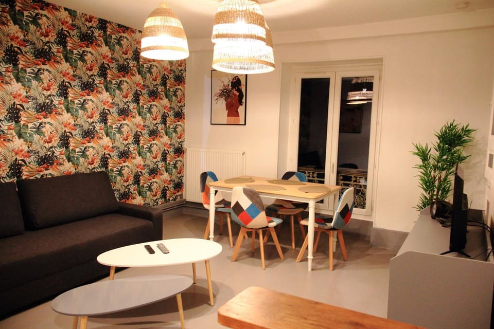 Living room, Seating area, Dining area, internet