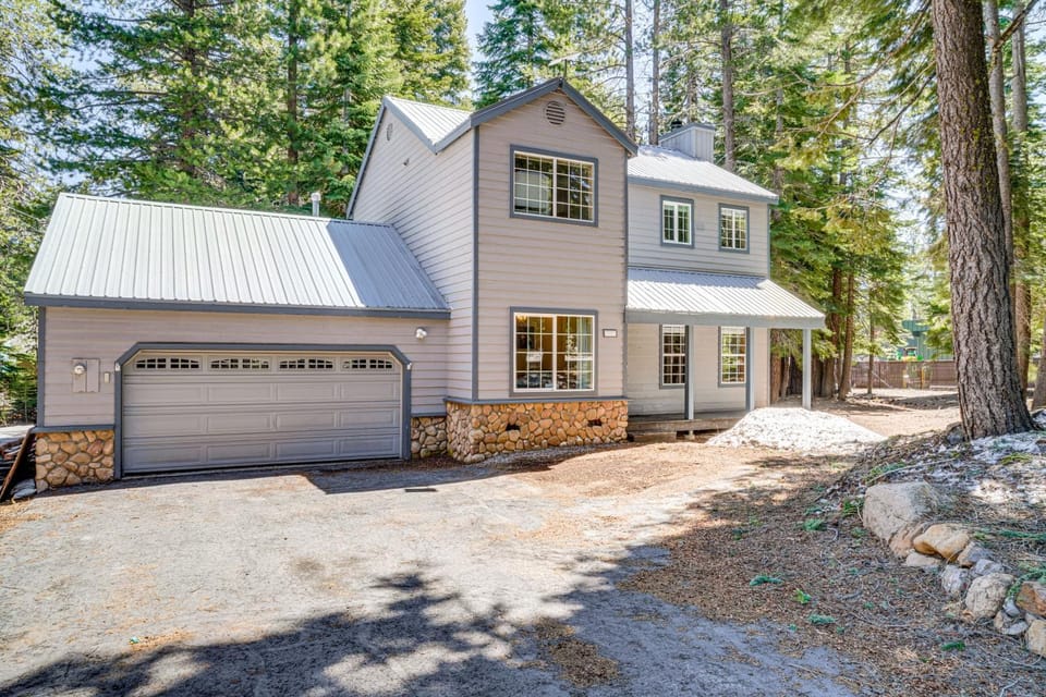 Truckee Retreat half Mi to Tahoe Donner Skiing House in Truckee